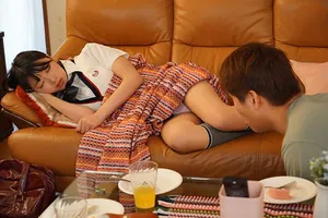 Chàng trai trộm nhìn quần lót gấu em gái đang ngủ thì bị phát hiện