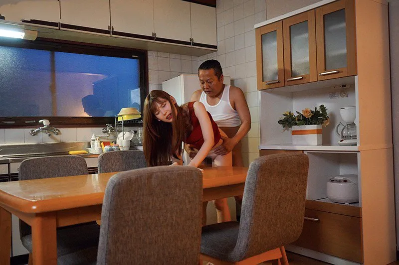 Con cưng bị gã chồng mới của mẹ chịch mỗi ngày, cho dù đã có người yêu